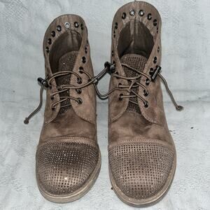 Cloudwalkers by Avenue Quincy Ankle Boots Booties Embellished Lace Up Suede 7W